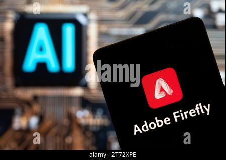 Dans cette illustration photo, le produit d'Adobe Creative Cloud, Adobe Firefly, est un modèle d'apprentissage automatique génératif qui est utilisé dans le domaine du design vu affiché son logo sur un smartphone avec une puce d'intelligence artificielle (IA) et le symbole en arrière-plan. Banque D'Images