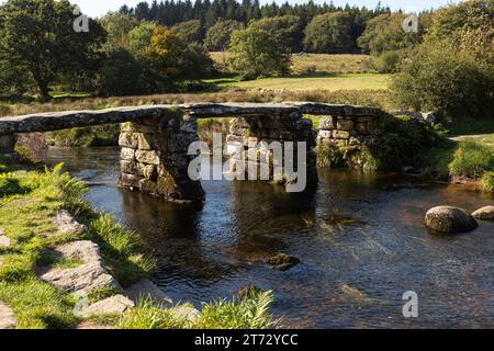 Ancien pont Clapper à Postbridge, traversant la rivière East Dart dans le parc national de Dartmoor, Devon. Banque D'Images