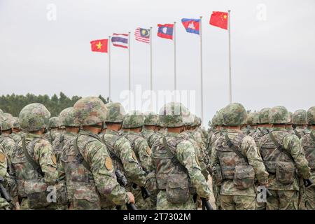 Guangzhou, province chinoise du Guangdong. 13 novembre 2023. La cérémonie d'ouverture de l'exercice militaire conjoint « paix et amitié-2023 » a lieu à Zhanjiang, dans la province du Guangdong, dans le sud de la Chine, le 13 novembre 2023. POUR ALLER AVEC 'la Chine, les pays d'Asie du Sud-est lancent un exercice militaire conjoint' crédit : Lin Qinghua/Xinhua/Alamy Live News Banque D'Images