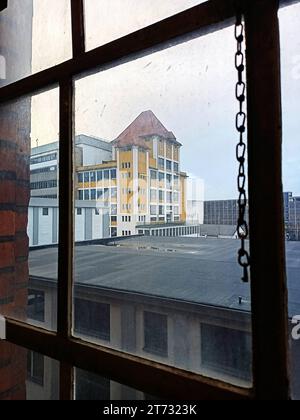 Blick aus der Bremer Kaba-Fabrik auf das benachbarte ehemalige Werk der Bremer Kaffee-Handels-Aktiengesellschaft Kaffee HAG am Fabrikenufer à Bremen-Walle. Die Firma wurde 1906 vom Bremer Kaufmann Ludwig Roselius zusammen mit anderen Großhändlern gegründet. Der koffeinfreie Schonkaffee kam 1907 auf den Markt. Der Sohn des Gründers verkaufte das Unternehmen 1979 an General Foods später Kraft Foods, dann Mondelez genannt. Seit 2015 gehört die HAG-Produktion zu Jacobs Douwe Egberts JDE, einer gemeinsamen Gründung von Mondelez mit D.E. Master Blenders 1753. Der einstige Kaffee HAG firmiert inzwis Banque D'Images