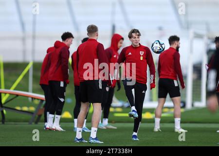 Cardiff, Royaume-Uni. 13 novembre 2023. Charlie Savage du pays de Galles (c) lors de l'entraînement de l'équipe de football du pays de Galles à Hensol, Vale of Glamorgan, dans le sud du pays de Galles, le lundi 13 novembre 2023. L'équipe s'entraîne avant les matchs de qualification de l'UEFA Euro 2024 contre l'Arménie et la Turquie ce mois-ci. photo par Andrew Orchard/Andrew Orchard photographie sportive/Alamy Live News crédit : Andrew Orchard photographie sportive/Alamy Live News Banque D'Images