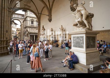 Florence, Italie : la Loggia dei Lanzi (1382) sur la Piazza della Signoria, avec la statue de Giambologna d'Hercule et Nessus et de touristes Banque D'Images