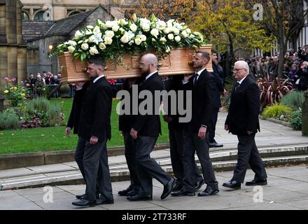 Le cercueil de Sir Bobby Charlton est transporté par des porteurs de pâles dans la cathédrale de Manchester avant les funérailles. Manchester United et le grand Sir Bobby Charlton d'Angleterre décède à l'âge de 86 ans en octobre. Charlton marque 249 buts pour Manchester United et les aide à remporter trois titres de champion, une FA Cup et la coupe d'Europe en 1968. Au niveau international, il fait partie de l'équipe d'Angleterre qui remporte la coupe du monde en 1966. Date de la photo : lundi 13 novembre 2023. Banque D'Images