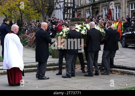 Le cercueil de Sir Bobby Charlton est transporté par des porteurs de pâles dans la cathédrale de Manchester avant les funérailles. Manchester United et le grand Sir Bobby Charlton d'Angleterre décède à l'âge de 86 ans en octobre. Charlton marque 249 buts pour Manchester United et les aide à remporter trois titres de champion, une FA Cup et la coupe d'Europe en 1968. Au niveau international, il fait partie de l'équipe d'Angleterre qui remporte la coupe du monde en 1966. Date de la photo : lundi 13 novembre 2023. Banque D'Images