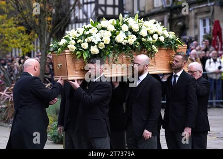 Le cercueil de Sir Bobby Charlton est transporté par des porteurs de pâles dans la cathédrale de Manchester avant les funérailles. Manchester United et le grand Sir Bobby Charlton d'Angleterre décède à l'âge de 86 ans en octobre. Charlton marque 249 buts pour Manchester United et les aide à remporter trois titres de champion, une FA Cup et la coupe d'Europe en 1968. Au niveau international, il fait partie de l'équipe d'Angleterre qui remporte la coupe du monde en 1966. Date de la photo : lundi 13 novembre 2023. Banque D'Images