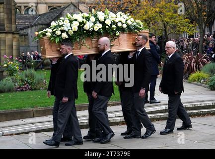 Le cercueil de Sir Bobby Charlton est transporté par des porteurs de pâles dans la cathédrale de Manchester avant les funérailles. Manchester United et le grand Sir Bobby Charlton d'Angleterre décède à l'âge de 86 ans en octobre. Charlton marque 249 buts pour Manchester United et les aide à remporter trois titres de champion, une FA Cup et la coupe d'Europe en 1968. Au niveau international, il fait partie de l'équipe d'Angleterre qui remporte la coupe du monde en 1966. Date de la photo : lundi 13 novembre 2023. Banque D'Images