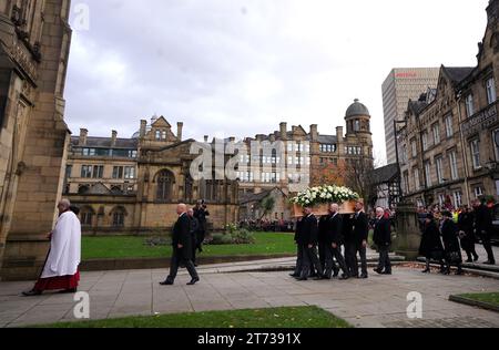 Le cercueil de Sir Bobby Charlton est transporté par des porteurs de pâles dans la cathédrale de Manchester alors que l'épouse de Sir Bobby Charlton, Norma ball, suit avant les funérailles. Manchester United et le grand Sir Bobby Charlton d'Angleterre décède à l'âge de 86 ans en octobre. Charlton marque 249 buts pour Manchester United et les aide à remporter trois titres de champion, une FA Cup et la coupe d'Europe en 1968. Au niveau international, il fait partie de l'équipe d'Angleterre qui remporte la coupe du monde en 1966. Date de la photo : lundi 13 novembre 2023. Banque D'Images