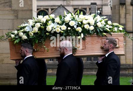 Le cercueil de Sir Bobby Charlton est transporté par des porteurs de pâles dans la cathédrale de Manchester avant les funérailles. Manchester United et le grand Sir Bobby Charlton d'Angleterre décède à l'âge de 86 ans en octobre. Charlton marque 249 buts pour Manchester United et les aide à remporter trois titres de champion, une FA Cup et la coupe d'Europe en 1968. Au niveau international, il fait partie de l'équipe d'Angleterre qui remporte la coupe du monde en 1966. Date de la photo : lundi 13 novembre 2023. Banque D'Images