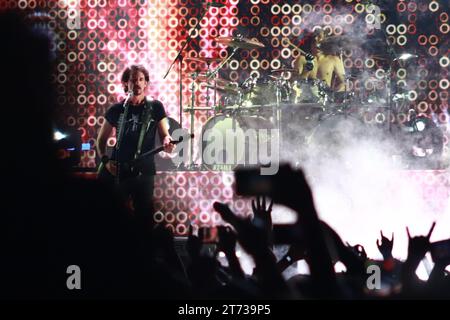 Mexico, Mexique. 08 novembre 2023. 8 novembre 2023 à Mexico, Mexique. Joe Duplantier, membre du groupe français de Death Metal 'Gojira', se produit lors du concert de la tournée Mega Monsters au vélodrome olympique. Le 8 novembre 2023. À Mexico. (Photo de Carlos Santiago/Eyepix Group) (photo de Eyepix/Sipa USA) crédit : SIPA USA/Alamy Live News Banque D'Images