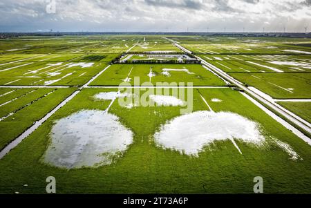 STRIJEN - Une photo de drone des prairies inondées en raison des fortes pluies de ces derniers jours. Le KNMI prévoit également beaucoup de pluie dans les prochains jours, provoquant des inondations dans les prairies. Photo : ANP / Hollandse Hoogte / Jeffrey Groeneweg pays-bas sortie - belgique sortie Banque D'Images