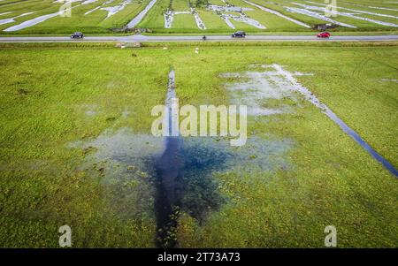 STRIJEN - Une photo de drone des prairies inondées en raison des fortes pluies de ces derniers jours. Le KNMI prévoit également beaucoup de pluie dans les prochains jours, provoquant des inondations dans les prairies. Photo : ANP / Hollandse Hoogte / Jeffrey Groeneweg pays-bas sortie - belgique sortie Banque D'Images