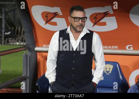 Mexico, Mexique. 12 novembre 2023. 11 novembre 2023, Mexico, Mexique : Antonio Mohamed, nouvel entraîneur-chef des Pumas de la UNAM, est vu lors du match Pumas vs Chivas de Guadalajara du Tournoi Apertura 2023 de la MX League, au Stade Olympique universitaire. Le 11 novembre 2023 à Mexico, Mexique. (Photo Ismael Rosas/Eyepix Group/Sipa USA) crédit : SIPA USA/Alamy Live News Banque D'Images