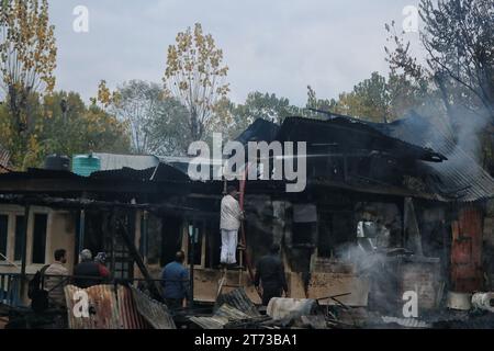 Srinagar, Inde. 11 novembre 2023. 11 novembre 2023, Srinagar Cachemire, Inde : les Cachemiris travaillent pour éteindre un incendie qui a ravagé plusieurs péniches au lac Dal à Srinagar. Un incendie massif s ' est déclaré dans les péniches du centre touristique du lac Dal à Srinagar au début du 11 novembre, détruisant des biens d ' une valeur de millions de roupies. Cinq péniches ont été endommagées lors de l'incendie. Il n'y a eu aucune perte de vie dans l'incident. Le 11 novembre 2023, Srinagar Cachemire, Inde. (Photo de Firdous Nazir/Eyepix Group/Sipa USA) crédit : SIPA USA/Alamy Live News Banque D'Images