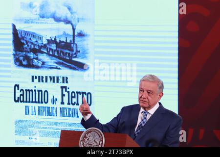 Mexico, Mexique. 08 novembre 2023. 8 novembre 2023, Mexico, Mexique : le président du Mexique, Andres Manuel Lopez Obrador, prend la parole lors de la conférence d'information quotidienne devant les médias au Palais national. Le 8 novembre 2023 à Mexico, Mexique. (Photo Carlos Santiago/Eyepix Group/Sipa USA) crédit : SIPA USA/Alamy Live News Banque D'Images