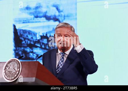 Mexico, Mexique. 08 novembre 2023. 8 novembre 2023, Mexico, Mexique : le président du Mexique, Andres Manuel Lopez Obrador, prend la parole lors de la conférence d'information quotidienne devant les médias au Palais national. Le 8 novembre 2023 à Mexico, Mexique. (Photo Carlos Santiago/Eyepix Group/Sipa USA) crédit : SIPA USA/Alamy Live News Banque D'Images