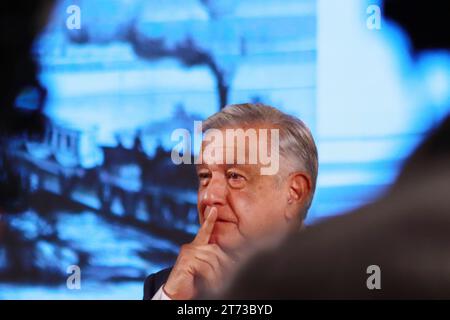 Mexico, Mexique. 08 novembre 2023. 8 novembre 2023, Mexico, Mexique : le président du Mexique, Andres Manuel Lopez Obrador, prend la parole lors de la conférence d'information quotidienne devant les médias au Palais national. Le 8 novembre 2023 à Mexico, Mexique. (Photo Carlos Santiago/Eyepix Group/Sipa USA) crédit : SIPA USA/Alamy Live News Banque D'Images