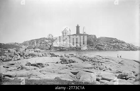 Photographie antique circa 1885, Cape Neddick Light à Cape Neddick, York, Maine, USA. SOURCE : NÉGATIF EN VERRE 5X8 ORIGINAL Banque D'Images