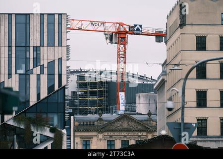 Düsseldorf 13.11.2023 Haus der Universität HHU Heinrich-Heine-Universität Schadowplatz Baukran Baustelle Bauboom Wohnungen Wohnungsnot Mieten Mietpreis sozialer Wohnungsbau Immobilien Turmkran Laufkatze Wohnraummangel Wohnungsmangel Neubau Wohnung Baugerüst Mehrfamilienhaus Mietshaus Miete Mietspiegel Mietpreisspiegel Immobilie Rohbau Baustau Wohnimmobilie Wohnungsimmobilien Mietpreise Altbau Leerstand Baumaterial Baustoffe Leiter Aussenleiter Bauleiter Ballungsgebiet bezahlbarer Wohnraum Wohnungssuche CO2-Preis CO2 Bundes-Klimaschutzgesetz Heizen Heizung Klimapaket Mieter Vermieter Mietpreis- Banque D'Images