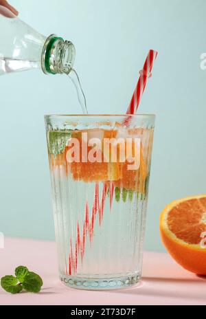 Soda cocktail orange d'été avec citru frais et feuille de menthe. Hard Seltzer, limonade, boissons rafraîchissantes, mocktails à faible teneur en alcool, concept de boisson d'été. Banque D'Images