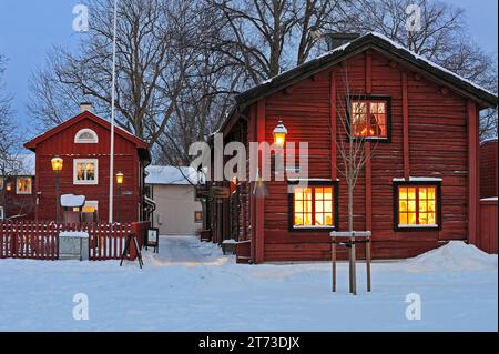 Falu maisons rouges à Wadköping, Örebro, Närke en hiver Banque D'Images