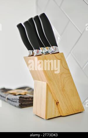 Gros plan vue verticale du porte-couteau en bois sur le comptoir, personne. Banque D'Images
