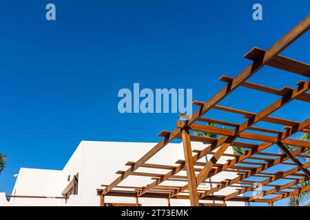 Pergola en bois contre un ciel bleu profond Banque D'Images