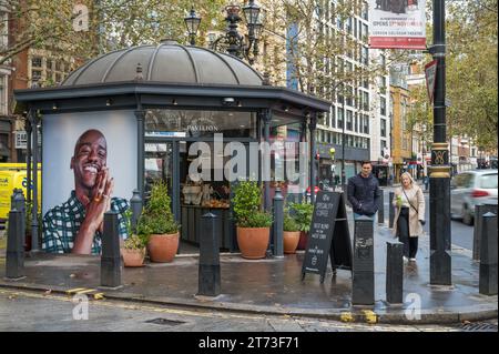 Dans un ancien stand de vente de billets de théâtre réaménagé, le café Audrey Green et le café-restaurant dans le Pavillon Portrait sur Charing Cross Road, Londres, Royaume-Uni Banque D'Images