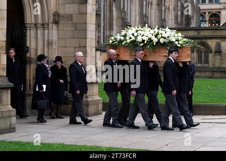 Le cercueil de Sir Bobby Charlton est transporté par des porteurs de pâles hors de la cathédrale de Manchester après les funérailles. Manchester United et le grand Sir Bobby Charlton d'Angleterre décède à l'âge de 86 ans en octobre. Charlton marque 249 buts pour Manchester United et les aide à remporter trois titres de champion, une FA Cup et la coupe d'Europe en 1968. Au niveau international, il fait partie de l'équipe d'Angleterre qui remporte la coupe du monde en 1966. Date de la photo : lundi 13 novembre 2023. Banque D'Images