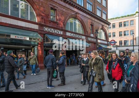 Les gens dehors et autour à long Acre, Covent Garden. Gare de Covent Garden souterraine en arrière-plan. Londres, Angleterre, Royaume-Uni Banque D'Images