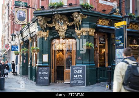 Extérieur du Salisbury Pub, un pub victorien sur un ancien site de lutte contre les prix sur St Martin's Lane, Covent Garden, Londres, Angleterre, Royaume-Uni Banque D'Images