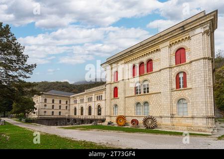 Montereale Valcellina, Italie. Novembre 9 2023. L'ancienne centrale hydroélectrique Antonio Pitter. En opération de 1905 à 1988, en 2006, il était r Banque D'Images