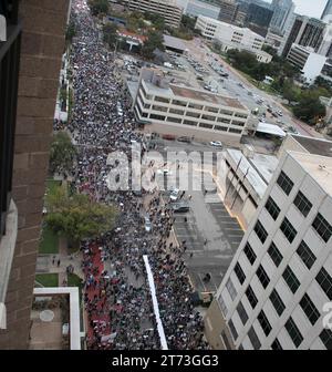 Austin, Texas, États-Unis, novembre 12 2023. Environ 7 000 manifestants plaidant pour la paix au Moyen-Orient remplissent une rue du centre-ville d'Austin près du Capitole du Texas. Les marcheurs pro-palestiniens ont dénoncé le meurtre de civils et d’enfants tout en appelant les législateurs américains à insister sur un cessez-le-feu. ©Bob Daemmrich Banque D'Images