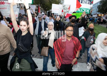 Austin, Texas, États-Unis, le 12 novembre 2023 : environ 7 000 manifestants, dont beaucoup portent des panneaux de protestation faits à la main prônant la paix au Moyen-Orient, remplissent les rues du centre-ville près du Capitole du Texas. Les marcheurs pro-palestiniens ont dénoncé le meurtre de civils innocents et d’enfants tout en appelant les législateurs américains à insister sur un cessez-le-feu. Crédit : Bob Daemmrich/Alamy Live News Banque D'Images