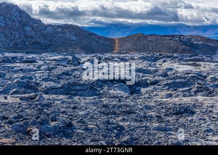 Les roches de lave se refroidissent encore près du volcan actif de Geldingadalir à la suite de l'éruption de Fagradalsfjall 2021and éruption de Meradalir 2022 Banque D'Images