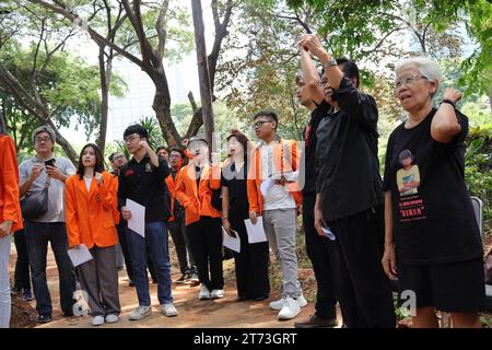 Jakarta, Jakarta, Indonésie. 12 novembre 2023. Le 13 novembre 1998 est un morceau de sombre histoire de la nation indonésienne. 17 personnes sont mortes et des centaines d'autres ont été blessées avant la nomination de B.J.. Habibie à travers une session spéciale du MPR. Maintenant, 25 ans. A passé, malheureusement la situation n'est pas très différente après cette tragédie sanglante. Acteurs intellectuels encore. N'a pas été traduit en justice, alors que la famille de la victime est en attente de justice. Cette situation.devrait nous faire réfléchir sur le concept de la primauté du droit à laquelle nous adhérons, sur la justice que nous avons.soutenir.25 ans ont p Banque D'Images