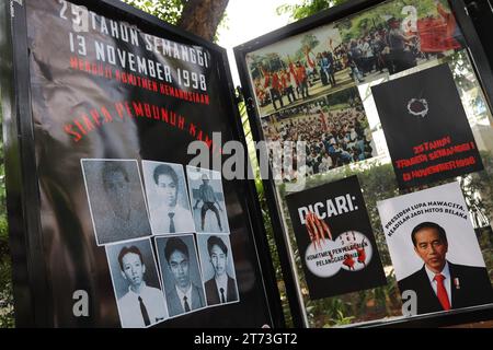 Jakarta, Jakarta, Indonésie. 12 novembre 2023. Le 13 novembre 1998 est un morceau de sombre histoire de la nation indonésienne. 17 personnes sont mortes et des centaines d'autres ont été blessées avant la nomination de B.J.. Habibie à travers une session spéciale du MPR. Maintenant, 25 ans. A passé, malheureusement la situation n'est pas très différente après cette tragédie sanglante. Acteurs intellectuels encore. N'a pas été traduit en justice, alors que la famille de la victime est en attente de justice. Cette situation.devrait nous faire réfléchir sur le concept de la primauté du droit à laquelle nous adhérons, sur la justice que nous avons.soutenir.25 ans ont p Banque D'Images