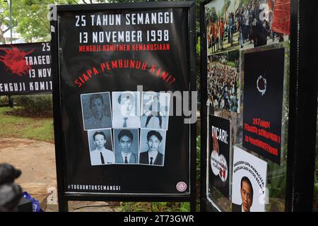 Jakarta, Jakarta, Indonésie. 12 novembre 2023. Le 13 novembre 1998 est un morceau de sombre histoire de la nation indonésienne. 17 personnes sont mortes et des centaines d'autres ont été blessées avant la nomination de B.J.. Habibie à travers une session spéciale du MPR. Maintenant, 25 ans. A passé, malheureusement la situation n'est pas très différente après cette tragédie sanglante. Acteurs intellectuels encore. N'a pas été traduit en justice, alors que la famille de la victime est en attente de justice. Cette situation.devrait nous faire réfléchir sur le concept de la primauté du droit à laquelle nous adhérons, sur la justice que nous avons.soutenir.25 ans ont p Banque D'Images