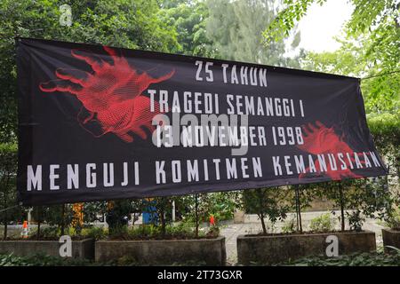 Jakarta, Jakarta, Indonésie. 12 novembre 2023. Le 13 novembre 1998 est un morceau de sombre histoire de la nation indonésienne. 17 personnes sont mortes et des centaines d'autres ont été blessées avant la nomination de B.J.. Habibie à travers une session spéciale du MPR. Maintenant, 25 ans. A passé, malheureusement la situation n'est pas très différente après cette tragédie sanglante. Acteurs intellectuels encore. N'a pas été traduit en justice, alors que la famille de la victime est en attente de justice. Cette situation.devrait nous faire réfléchir sur le concept de la primauté du droit à laquelle nous adhérons, sur la justice que nous avons.soutenir.25 ans ont p Banque D'Images