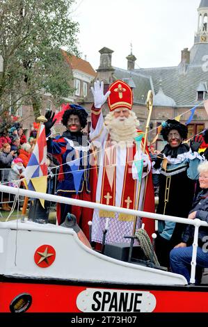 LEIDSCHENDAM, HOLLANDE- 13 NOVEMBRE 2010 : Sinterklaas fait signe aux enfants lors de son arrivée dans le port de Leidschendam Banque D'Images