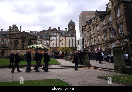 Le cercueil de Sir Bobby Charlton est transporté par des porteurs de pâles hors de la cathédrale de Manchester après les funérailles. Manchester United et le grand Sir Bobby Charlton d'Angleterre décède à l'âge de 86 ans en octobre. Charlton marque 249 buts pour Manchester United et les aide à remporter trois titres de champion, une FA Cup et la coupe d'Europe en 1968. Au niveau international, il fait partie de l'équipe d'Angleterre qui remporte la coupe du monde en 1966. Date de la photo : lundi 13 novembre 2023. Banque D'Images