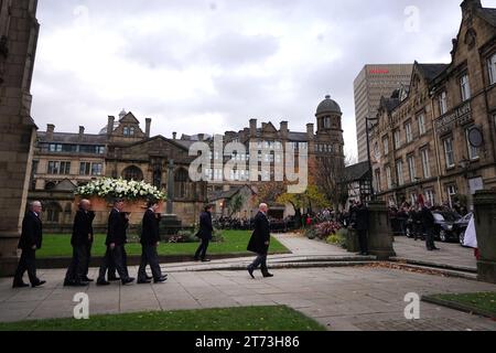 Le cercueil de Sir Bobby Charlton est transporté par des porteurs de pâles hors de la cathédrale de Manchester après les funérailles. Manchester United et le grand Sir Bobby Charlton d'Angleterre décède à l'âge de 86 ans en octobre. Charlton marque 249 buts pour Manchester United et les aide à remporter trois titres de champion, une FA Cup et la coupe d'Europe en 1968. Au niveau international, il fait partie de l'équipe d'Angleterre qui remporte la coupe du monde en 1966. Date de la photo : lundi 13 novembre 2023. Banque D'Images