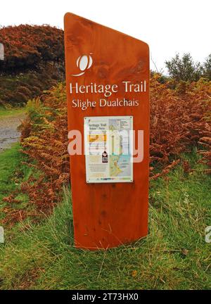Un panneau Heritage Trail près du pont vers nulle part indiquant la route côtière est au nord de Ness sur l'île de Lewis, Hébrides extérieures, Écosse. Banque D'Images