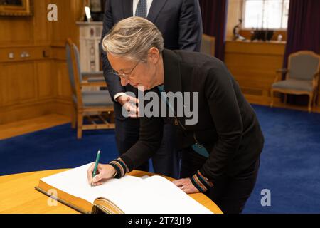 La première ministre française Elisabeth borne signe le Livre des visiteurs avant la rencontre bilatérale avec le Taoiseach Leo Varadkar aux bâtiments du gouvernement à Dublin. Date de la photo : lundi 13 novembre 2023. Banque D'Images