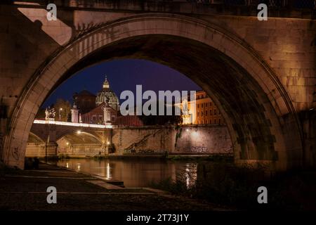 La basilique Saint Pierre avec Sant'Angelo's Bridge au coucher du soleil au Tibre, Rome, Italie Banque D'Images