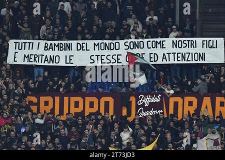 Rome, Latium. 12 novembre 2023. Supporters roms lors du match de Serie A entre Lazio et Roma au stade olympique, Italie, le 12 novembre 2023. Crédit : massimo insabato/Alamy Live News Banque D'Images