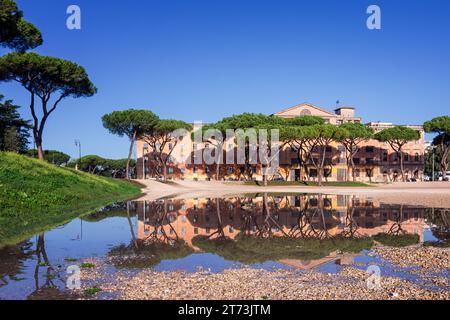 Reflet d'un bâtiment dans une piscine d'eau au Circus Maximus, Rome, Latium, Italie Banque D'Images