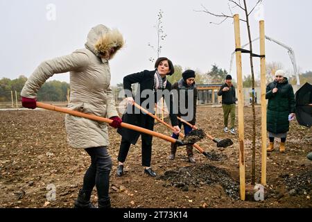 Lety, République tchèque. 13 novembre 2023. Le mémorial aux victimes de l’Holocauste ROM et sinti en Bohême, actuellement en construction sur le site d’une ancienne ferme porcine à Lety, où se trouvait un camp de travail ROM pendant la Seconde Guerre mondiale, ouvrira ses portes le 3 février 2024. De gauche à droite Directrice du Musée de la culture ROM Jana Horvathova, Présidente de la Chambre basse Marketa Pekarova Adamova et Jana Kokyvova plantent des arbres à Lety, République tchèque, le 13 novembre 2023. Crédit : Vaclav Pancer/CTK photo/Alamy Live News Banque D'Images