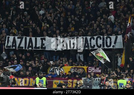 Rome, Latium. 12 novembre 2023. Supporters roms lors du match de Serie A entre Lazio et Roma au stade olympique, Italie, le 12 novembre 2023. Crédit : massimo insabato/Alamy Live News Banque D'Images