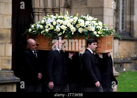 Le cercueil de Sir Bobby Charlton est transporté par des porteurs de pâles hors de la cathédrale de Manchester après les funérailles. Manchester United et le grand Sir Bobby Charlton d'Angleterre décède à l'âge de 86 ans en octobre. Charlton marque 249 buts pour Manchester United et les aide à remporter trois titres de champion, une FA Cup et la coupe d'Europe en 1968. Au niveau international, il fait partie de l'équipe d'Angleterre qui remporte la coupe du monde en 1966. Date de la photo : lundi 13 novembre 2023. Banque D'Images