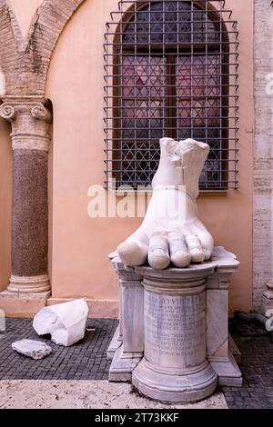 Fragments de la Statue de Constantin, le Palais des Conservateurs, Musées du Capitole, Rome, Latium, Italie Banque D'Images